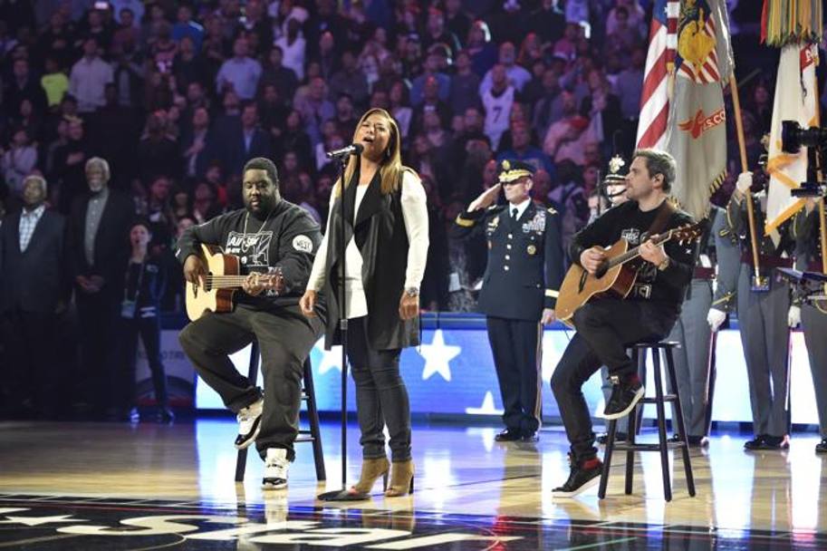 Queen Latifah canta l’inno statunitense, &#39;The Star-Spangled Banner&#39;, prima dell&#39;inizio del match. 